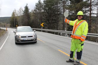 Operatør i NCC, Stian Gjermundbo Bakken, kjenner økt trygghet på jobb som trafikkdirigent når mobile fartsdumper brukes ved veiarbeid.