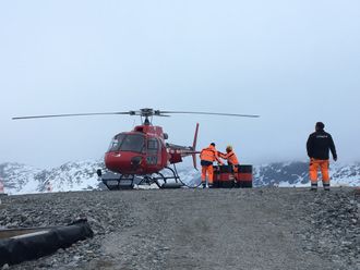 TRANSPORTMIDDEL: Slik kommer man seg til og fra gruva til LNS. Området er helt avsperret for andre transportmidler. Noen km unna kan man komme til med båt, om sommeren vel og merke.