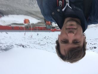 VÆRFAST REPORTER: Været medførte at AT.no-reporteren ikke kom tilbake til Nuuk. Etter 20 minutters flyvning, var tåken tett og tvang oss til å snu. Dermed ble det overnatting i LNS-brakkene bak.