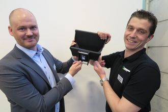 Fredrik Eriksson i SVAB og Stian Brække viser Quantum sporingsenhet som er festet på modellen av en gravemaskinskuffe. Fra hytta kan maskinføreren identifisere og spore opp hvor skuffen står. Batteriet i sporingsenheten har fem års levetid, og via en app tilkoblet spaksystemet kan føreren spore all redskap.