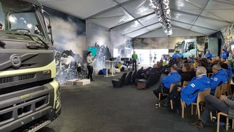 I det største teltet holdes foredrag. På bildet forteller Sasko Cuclev fra Volvo Trucks om siste nytt fra selskapet. I teltet står to delte Volvo-førerhus, en simulator og to Volvo-motorer.