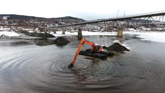 Waterking graver grøft for nye vann- og avløpsledninger like ved Vingnesbrua mellom sentrumssiden i Lillehammer og Vignes før påske. Ledningene er nå lagt og grøfta fylt igjen.