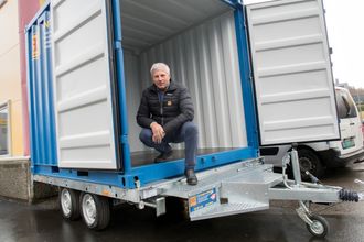 Foreløpig er Helge Kristoffersen i samarbeid med Gunnar Hippe alene om å tilby personbilhengere for containere.