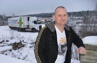 En blid og imøtekommende mann, sier Arild W. om Simen Tangnes som ble fotografert utenfor Nebbenes Kro på E6 nordover.