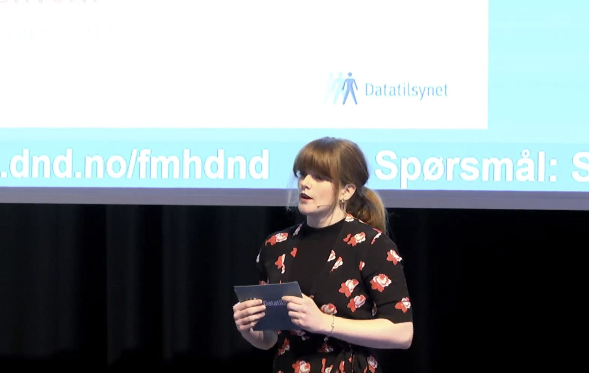 Christine Dalebø Gjerdevik fra Datatilsynet presenterer rapporten om kunstig intelligens og personvern.