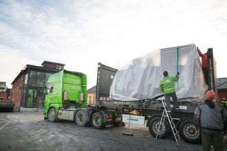Lokomotivet må sikres nøye før det skal videre på tog, ellers tar ikke Cargonet det med på jernbanen.