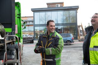 Sjåfør Kjetil Pedersen sjekker at stroppene sitter.