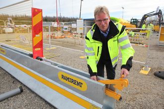Produktleder i Ramirent Norge, Bjørn Dyngeland, viste siste nytt, trafikkbarrieren Safepass, på Hovinmoen. Den har et låsesystem som er bolteløst.
