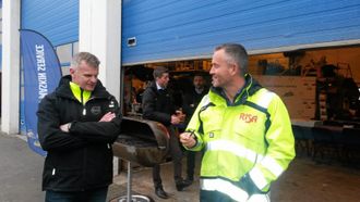 Tor Anders Skjæveland (distriktssjef Volvo Maskin AS) ser på pennen til Bjørn Risa (konsernsjef Risa-gruppen). Denne er benyttet til alle Risa-kontraktene siden 1999!