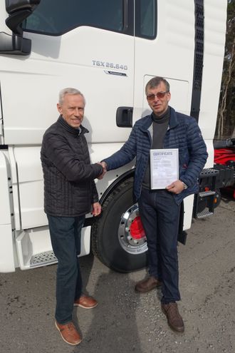 Bilen ble utlevert på Fjellhamar av produktsjef hos MAN, Arne Tvenge, til dens nye eier Egil Emdal.