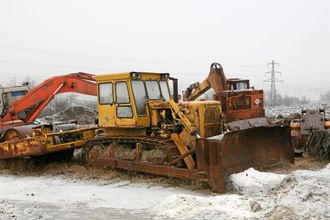 Blant de gamle maskinene på gårdsplassen, er denne Cat D6-dozeren fra 1967.