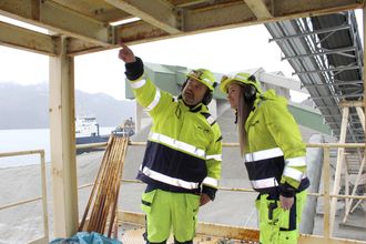 Driftsleder Per Thu ved Helle sandtak forklarer hvordan arbeidsoppgavene skal løses.