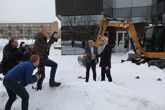 Det var stor oppstandelse da, Frode Dahl hos Felleskjøpet og Erik Sollerud hos Pon forseglet avtalen med et håndtrykk.