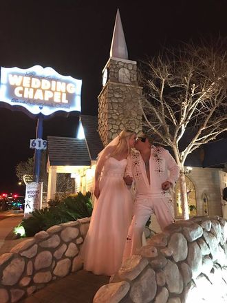 En time etter at bryllupet ble avtalt, hadde Hanne og Kai Roger «Elvis-bryllup» i et av Las Vegas' bryllupskapeller.
