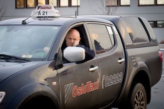 DROSJE: Werner Undhjem har fått mange forskjellige tilbakemeldinger på sin Mitsubishi pickup drosje i Oslo.