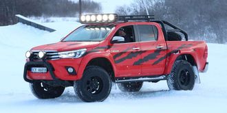TØFFE: Toyota Hiluxen i Børning II-filmen er prototypen på Arctic Trucks versjon av nye Toyota Hilux.