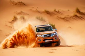 SAND: Å kjøre i snø er vanskelig. Å kjøre i sand skulle vise seg like vanskelig da Nissan inviterte til ørkenkjøring med Navara.