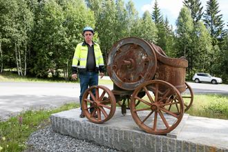 En Svedala-knuser på hjul fra 1920-tallet hilser velkommen ved innkjøringen til pukkverket.