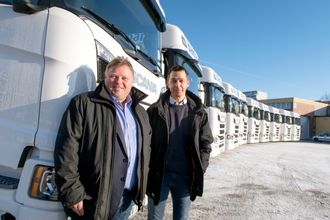 SPENNENDE: Runar Bakken (t.v) i Bama Logistikk og selger Roger Listul i Norsk Scania.