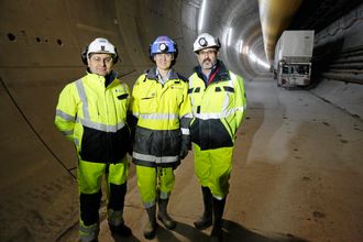 FORNØYD: Fremdriften er god og 10% av Follobanen er boret ferdig med elementer montert. Fra venstre: Fernando Vara Ortiz De La Torre (prosjektdirektør JVAG), Matteo Ortu (anleggsdirektør JVAG) og Anne Kathrine Kalager (prosjektleder hos byggherre Bane Nor).