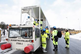 MANNSKAPSBILEN: Slike biler benyttes til transport av mannskap ned og opp fra tunnelene. Det er førerhus i begge ender av bilen.