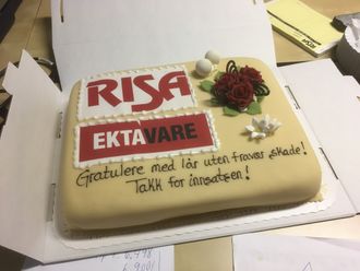 Gratulasjonskaken til de ansatte.