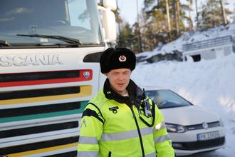 Trafikklærer Ronny Egenes var en av de som veiledet George og undertegnede gjennom glattkjøringskurset.