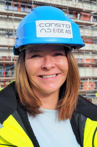 Prosjektleder Lisa Granli fra Consto Eide AS er fornøyd med den kontrollerte herdingen det mobile varmekraftverket gir.