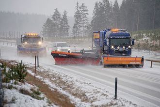 BREDT: Med frontplog og sideplogen rydder Kjell Sveiven 7,5 meter i bredden med en bil. Bilen bak tar siste rest ut på skulderen.