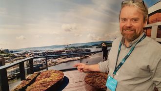 Jostein Sundby er takhagegartner, og har flest oppdrag i forbindelse med sedummatter på tak. Et mindre men lovende marked for Bergknapp AS er sedummatter i forbindelse med veibygging. Bildet er fra standen på Arctic Entrepreneur 2017 på Gardermoen.