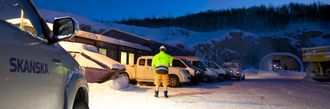 En arbeider fra Skanska tar en røyk og avventer løsningen på konflikten. Det var stille ved tunnelinnslaget på vestsida av fjellet tirsdag morgen.