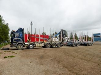 LITT LETTERE: Med 10 aksler er Little Giant konstruert for vogntogvekt på «bare» 84 tonn, men kombinasjonen kan til gjengjeld kjøre helt ut i tømmerskogen.