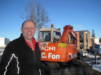 Carl Christian Fon kjøpte sin første gravemaskin, en Hitachi EX60 (8 tonn), 11. april 1988. Beltegraveren er pusset opp og står plassert ved bygget til Carl C. Fon AS (NCC Construction Norge). (Arkivbilde)