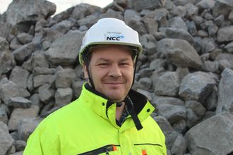 Ronny Sørås, leder ved NCC Hedrum og Tjølling pukkverk, har stått for levering av Larvikitt til kvikkleiresikringen.