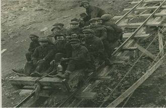 Arbeidere på vei ned fra Amerikanergruva (Gruve 1), før eksplosjonen i 1920.