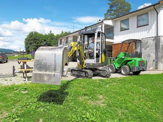EFFEKTIV: Bråten er imponert over rekkevidden på Wacker Neuson ET 18. Skuffen har han sveist sammen selv. Det gjelder også skuffen på mini-hjullasteren i bakgrunnen.