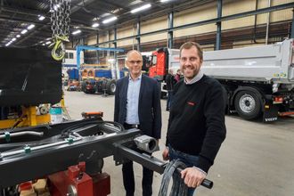ØKER: Daglig leder Lars Erfäldt (t.v) og Roberth Löfstedt har grunn til å smile. I år vil de omsette for nesten 150 millioner kroner.