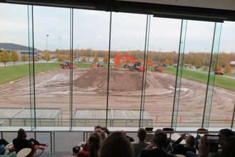 INNEBYGGET: Hitachi har kombinert sitt demoanlegg med innebygget konferanse og presentasjonssal, noe som gjør enhver presentasjon uavhengig av værgudene.