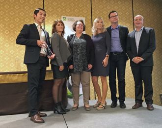 Denne gjengen glede seg over seieren i Las Vegas. Fra venstre: Philip Hon fra Sweco, Marit Loland Tveit fra Rambøll, Kristin Lysebo fra Jernbaneverket, Kathrine Gjerde fra Rambøll, og Atle Høidalen fra Sweco, sammen med prisutdeleren fra Autodesk University.