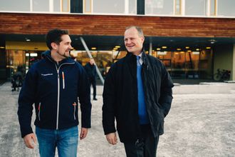 VELDIG SPENNENDE: Samferdselsminister Ketil Solvik-Olsen mener teknologien Kolonial.no-sjef, Karl Munthe Kaas, viste var spennende.