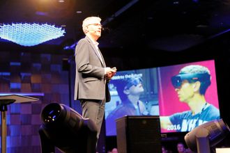 1985 – 2016: Michael J. Fox tittet inn i en annen tidsalder gjennom en brille i filmen Back to the Future. Nå tester Powel ut Microsoft Hololens-brillen til bruk i blant annet anleggsbransjen. Bård Benum i Powel på scenen med brillebilder i bakgrunnen.