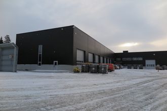 BYGGET: Verkstedene ligger til venstre, inngangspartiet er i kroken og delelageret ligger til høyre i byggkomplekset.