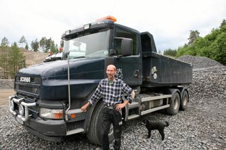 SNUTEBIL: Det er bare snutebil-Scania som gjelder, her Hans Gomnæs ved 2005-modellen T420. Puddelen Kjell Inge lurer på om det ikke blir en tur snart.