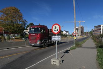 Dette er lov. Lastebilen på bildet kjører lovlig. Det midlertidige kjørefeltet på Losbyveien mot Losby går på det opprinnelige veilegemet.