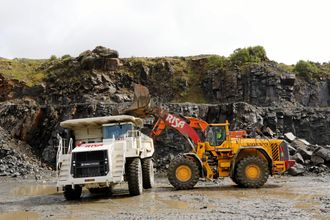 OPPLASTING: Terex-trucken lastes med en Volvo L350F. Terex-maskinen tar ca. 60% mer nyttelast enn A40-dumperen som også brukes til transporten.