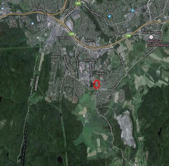 Strekningen av Losbyveien (merket med rød ring) som er stengt for aksellast over 3 tonn fra Losby og Fering Bruk (nederst i bildet) mot nord.