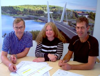 - Det svært teknisk krevende arbeidet gjør at vi har vært helt avhengig av et tett samarbeid med de prosjekteringsansvarlige i Rambøll, påpeker hovedanleggsleder i Statens vegvesen, Ståle Singstad (t.h.). Her sammen med sivilingeniør Øivind Pedersen i Rambøll Drammen og vegvesenets prosjektleder, Gunn Brungot.