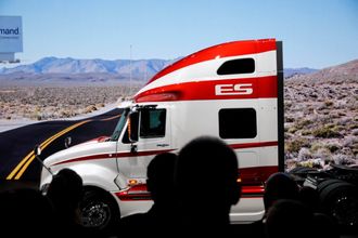 Andreas Renschler, toppsjef i Volkswagen Truck & Bus, ankom standsmessig i en Navistar International som et symbol på Volkswagen Truck & Bus sin siste samarbeidskonstellasjon i USA.