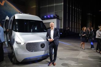 Sjefen for Mercedes-Benz varebiler, Volker Mornhinweg, kunne fortelle at i 2018 vil den første helelektriske varebilen fra selskapet være i serieproduksjon. Her er han fotografert foran Vision Van som er et konsept for fremtiden.