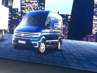 Etter at Crafter ble vist i begynnelsen av måneden har det i pressemiljøet blitt spekulert i hva VW skulle ha som overraskelse på IAA. Spekulasjonene har gått i retning av elektrisk drift på Crafter og nå er det bekreftet. Crafter kommer i en elektrisk versjon. Vi har ingen detaljer ennå. Bilen vil bli vist på pressekonferansen under IAA onsdag 21. September.